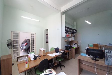 Casa à venda com 180m², 6 quartos e 2 vagas Casa à venda com 180m², 6 quartos e 2 vagasEdícula