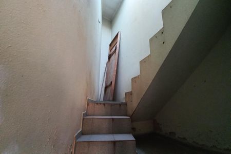 Casa à venda com 180m², 6 quartos e 2 vagas Casa à venda com 180m², 6 quartos e 2 vagasEscada