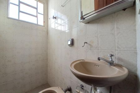 Casa à venda com 180m², 6 quartos e 2 vagas Casa à venda com 180m², 6 quartos e 2 vagasBanheiro de Serviço