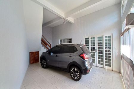 Casa à venda com 180m², 6 quartos e 2 vagas Casa à venda com 180m², 6 quartos e 2 vagasGaragem