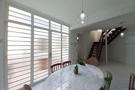 Casa à venda com 180m², 6 quartos e 2 vagas Casa à venda com 180m², 6 quartos e 2 vagasCopa