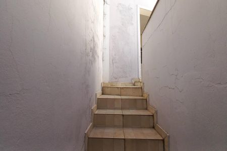 Casa à venda com 180m², 6 quartos e 2 vagas Casa à venda com 180m², 6 quartos e 2 vagasEscada