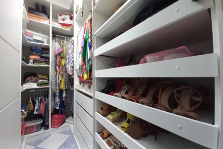 Casa à venda com 180m², 6 quartos e 2 vagas Casa à venda com 180m², 6 quartos e 2 vagasCloset da suíte 1