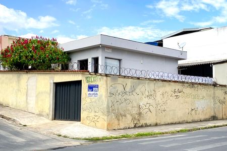 Casa à venda com 350m², 3 quartos e 3 vagasFachada