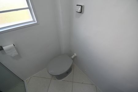 Banheiro de apartamento à venda com 1 quarto, 79m² em Centro, Campinas