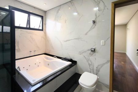 Casa de condomínio à venda com 410m², 3 quartos e 4 vagas Casa de condomínio à venda com 410m², 3 quartos e 4 vagasBanheiro da Suíte 1