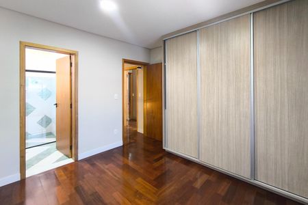 Casa de condomínio à venda com 410m², 3 quartos e 4 vagas Casa de condomínio à venda com 410m², 3 quartos e 4 vagasSuíte 2