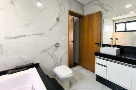 Casa de condomínio à venda com 410m², 3 quartos e 4 vagas Casa de condomínio à venda com 410m², 3 quartos e 4 vagasBanheiro da Suíte 1