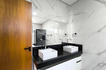 Casa de condomínio à venda com 410m², 3 quartos e 4 vagas Casa de condomínio à venda com 410m², 3 quartos e 4 vagasBanheiro da Suíte 1