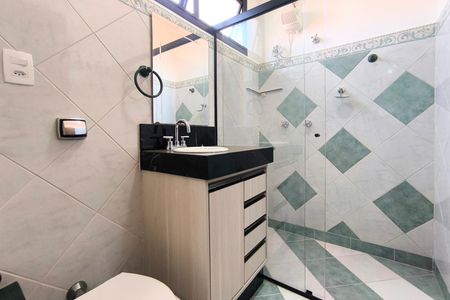 Casa de condomínio à venda com 410m², 3 quartos e 4 vagas Casa de condomínio à venda com 410m², 3 quartos e 4 vagasBanheiro da Suíte 2