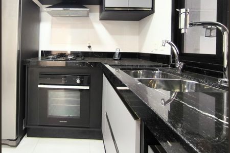 Casa de condomínio à venda com 410m², 3 quartos e 4 vagas Casa de condomínio à venda com 410m², 3 quartos e 4 vagasCozinha