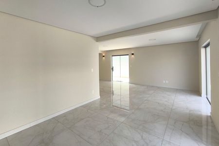 Casa de condomínio à venda com 410m², 3 quartos e 4 vagas Casa de condomínio à venda com 410m², 3 quartos e 4 vagasSala