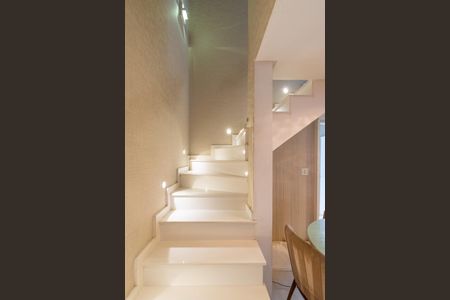 Casa de condomínio à venda com 155m², 3 quartos e 3 vagas Casa de condomínio à venda com 155m², 3 quartos e 3 vagasEscada