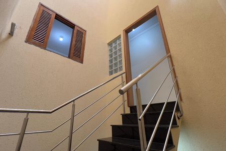 Casa à venda com 170m², 3 quartos e 2 vagas Casa à venda com 170m², 3 quartos e 2 vagasEscada
