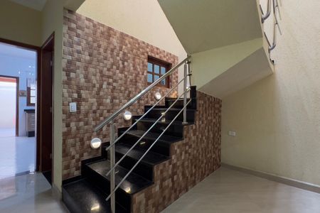Casa à venda com 170m², 3 quartos e 2 vagas Casa à venda com 170m², 3 quartos e 2 vagasEscada