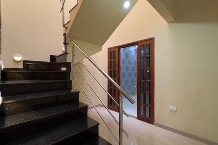 Casa à venda com 170m², 3 quartos e 2 vagas Casa à venda com 170m², 3 quartos e 2 vagasEscada