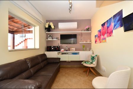 Sala de casa para alugar com 3 quartos, 120m² em Santa Tereza, Belo Horizonte