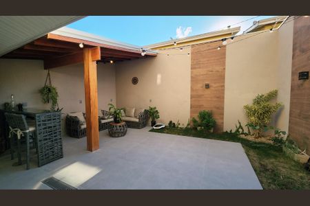 Casa de condomínio à venda com 130m², 3 quartos e 2 vagasQuintal