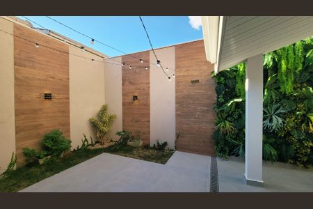 Casa de condomínio à venda com 130m², 3 quartos e 2 vagasQuintal