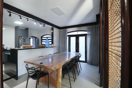 Casa para alugar com 420m², 6 quartos e 4 vagas Casa para alugar com 420m², 6 quartos e 4 vagasSala