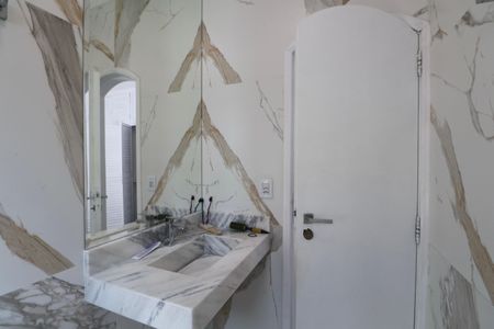 Casa para alugar com 420m², 6 quartos e 4 vagas Casa para alugar com 420m², 6 quartos e 4 vagasBanheiro Suíte 2