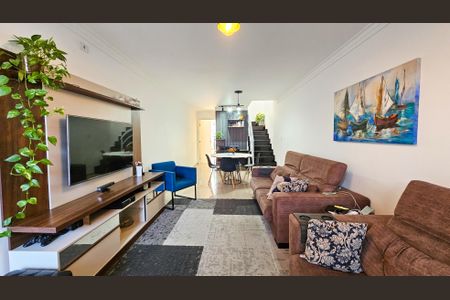 Casa à venda com 140m², 3 quartos e 2 vagas Casa à venda com 140m², 3 quartos e 2 vagasSala