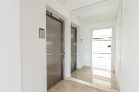 Apartamento à venda com 163m², 3 quartos e 2 vagas Apartamento à venda com 163m², 3 quartos e 2 vagasHall exclusivo elevador