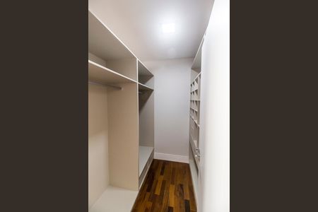 Casa à venda com 557m², 4 quartos e 8 vagasCloset da suíte 3