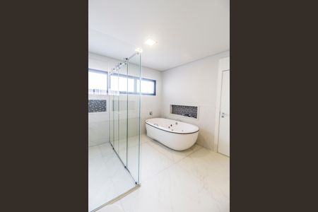 Casa à venda com 557m², 4 quartos e 8 vagasBanheiro da Suíte 1