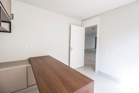 Casa à venda com 557m², 4 quartos e 8 vagasEscritório