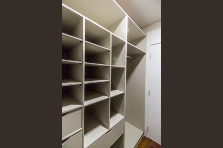 Casa à venda com 557m², 4 quartos e 8 vagasCloset da suíte 3