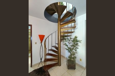 Apartamento à venda com 170m², 3 quartos e 1 vaga Apartamento à venda com 170m², 3 quartos e 1 vagaEscada