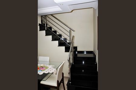 Casa para alugar com 200m², 4 quartos e 2 vagas Casa para alugar com 200m², 4 quartos e 2 vagasEscada