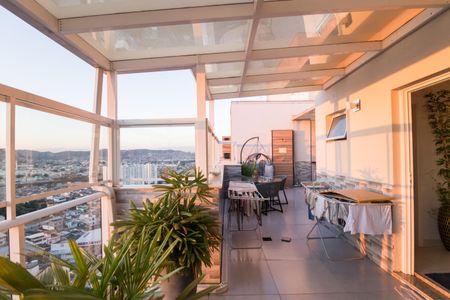 Apartamento à venda com 145m², 3 quartos e 2 vagas Apartamento à venda com 145m², 3 quartos e 2 vagasTerraço