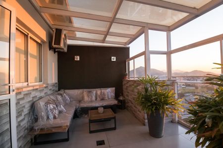 Apartamento à venda com 145m², 3 quartos e 2 vagas Apartamento à venda com 145m², 3 quartos e 2 vagasTerraço