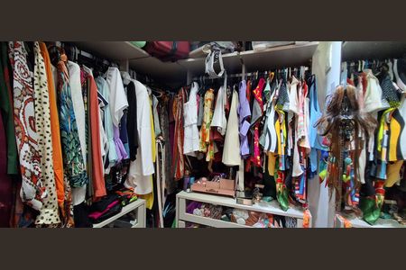 Apartamento à venda com 353m², 4 quartos e 4 vagas Apartamento à venda com 353m², 4 quartos e 4 vagasCloset da Suíte 2