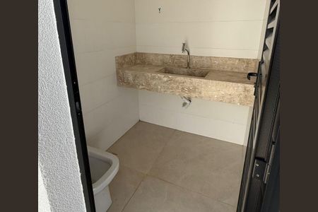 Casa para alugar com 231m², 3 quartos e 3 vagas Casa para alugar com 231m², 3 quartos e 3 vagasBanheiro da Piscina