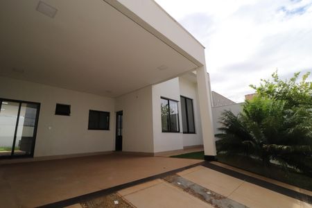 Casa para alugar com 231m², 3 quartos e 3 vagasFachada