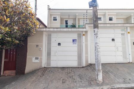 Casa à venda com 100m², 3 quartos e 2 vagas Casa à venda com 100m², 3 quartos e 2 vagasFachada