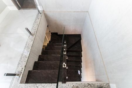 Casa para alugar com 300m², 4 quartos e 1 vaga Casa para alugar com 300m², 4 quartos e 1 vagaEscada