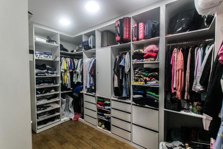 Casa para alugar com 300m², 4 quartos e 1 vaga Casa para alugar com 300m², 4 quartos e 1 vagaCloset da suíte 2