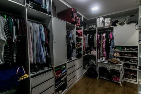 Casa para alugar com 300m², 4 quartos e 1 vaga Casa para alugar com 300m², 4 quartos e 1 vagaCloset da suíte 2