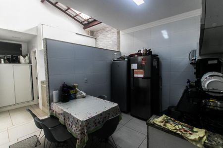Casa para alugar com 300m², 4 quartos e 1 vaga Casa para alugar com 300m², 4 quartos e 1 vagaCozinha 2