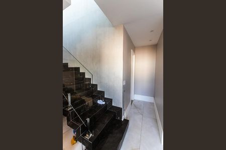 Casa para alugar com 300m², 4 quartos e 1 vaga Casa para alugar com 300m², 4 quartos e 1 vagaEscada
