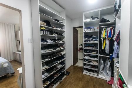 Casa para alugar com 300m², 4 quartos e 1 vaga Casa para alugar com 300m², 4 quartos e 1 vagaCloset da suíte 2