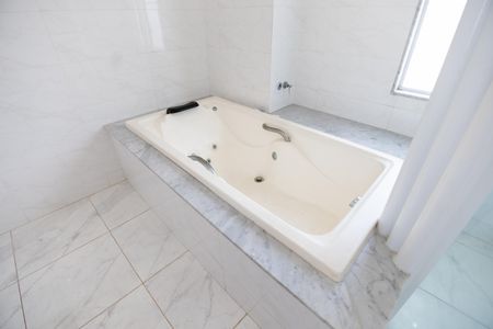 Casa de condomínio para alugar com 600m², 3 quartos e 2 vagasBanheiro da Suíte 1