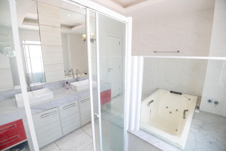 Casa de condomínio para alugar com 600m², 3 quartos e 2 vagasBanheiro da Suíte 1