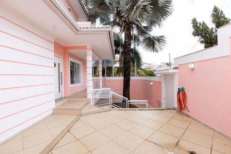 Casa de condomínio para alugar com 600m², 3 quartos e 2 vagasQuintal