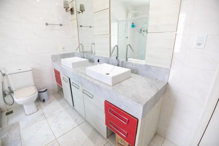 Casa de condomínio para alugar com 600m², 3 quartos e 2 vagasBanheiro da Suíte 1