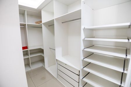 Casa de condomínio para alugar com 600m², 3 quartos e 2 vagasCloset da suíte 1